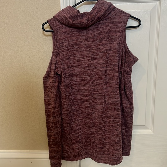 Euc shoulder cut out long sleeved top - Picture 6 of 6